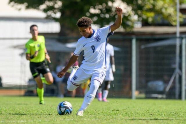 Barca vedie preteky pre Ajaya Tavaresa.