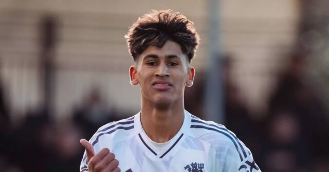 Barcelona má záujem o „cenené zázračné dieťa“ Man Utd po KIRKBY, ANGLICKO - 29. NOVEMBRA: JJ Gabriel z Manchestru United oslavuje druhý gól svojich tímov počas zápasu Premier League U18 medzi Manchestrom United a Liverpoolom v Liverpool FC Academy 29. novembra 2025 v anglickom Kirkby. (Foto Poppy Townson - MUFC/Manchester United cez Getty Images)