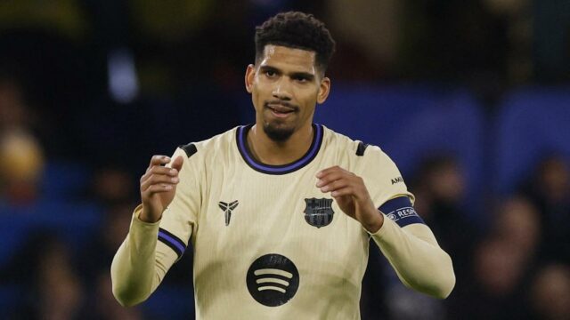 Barcelona vs Espanyol — Ronald Araujo sa vracia do tréningu pred katalánskym derby
