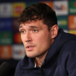 Barcelona zaujala v otázke budúcnosti obrancu vyčkávací prístup napriek jeho túžbe zostať