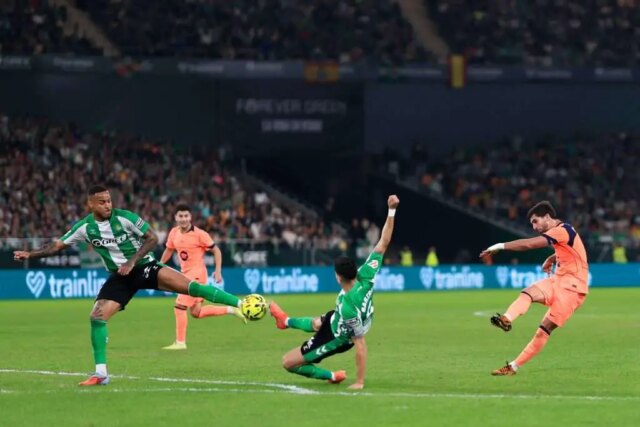 Barcelonskí fanúšikovia boli nútení ospravedlniť sa jednému hráčovi počas Barcelonskí fanúšikovia boli nútení ospravedlniť sa jednému hráčovi počas