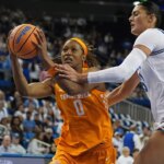 Basketbalová NCAA: Janiah Barker z Tennessee zažil po zápase nepríjemný moment s trénerom UCLA