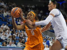 Basketbalová NCAA: Janiah Barker z Tennessee zažil po zápase nepríjemný moment s trénerom UCLA Basketbalová NCAA: Janiah Barker z Tennessee zažil po zápase nepríjemný moment s trénerom UCLA