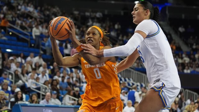 Basketbalová NCAA: Janiah Barker z Tennessee zažil po zápase nepríjemný moment s trénerom UCLA
