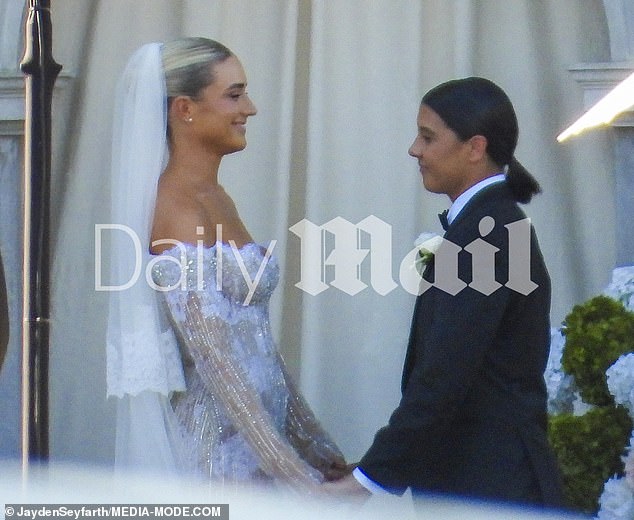 Bazén so slanou vodou a mozaika Napoleona Bonaparta: Vnútri luxusnej Sam Kerr a Kristie Mewis uzavreli na Silvestra uzol na úžasnej vile v benátskom štýle za 3 milióny dolárov v austrálskom rodnom meste Perth.