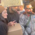 Bears quarterback Caleb Williams bol videný rozdávať jedlo v klobúku na strúhadle syra