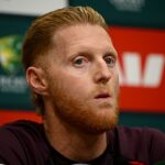 Stokes na svojej tlačovej konferencii počas Štedrého večera vystrihol takmer emotívnu postavu, keď reagoval na kritiku tímu Noosa trip tým, že povedal, že je jeho úlohou stáť pri svojich hráčoch.