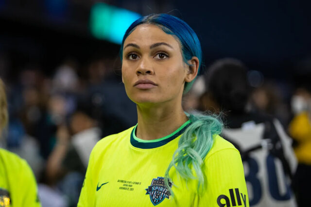 Bezplatná agentúra Trinity Rodman: Komisár NWSL údajne vetuje mnohomiliónovú ponuku SAN JOSE, KALIFORNIA – 22. NOVEMBRA: Trinity Rodman #2 z Washington Spirit sa pozerá pred zápasom NWSL Championship medzi Washington Spirit a Gotham FC v PayPal Parku 22. novembra 2025 v San Jose v Kalifornii. (Foto od Erin Chang/ISI Photos/ISI Photos cez Getty Images)