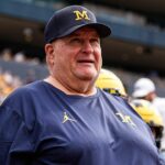 Biff Poggi hľadá prácu na plný úväzok uprostred hľadania hlavného trénera v Michigane