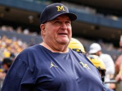 Biff Poggi hľadá prácu na plný úväzok uprostred hľadania hlavného trénera v Michigane Biff Poggi hľadá prácu na plný úväzok uprostred hľadania hlavného trénera v Michigane