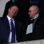 Bývalý majiteľ Newcastlu Mike Ashley (vľavo), na snímke v roku 2020 spolu s vtedajším výkonným riaditeľom Magpies Lee Charnley, sa uchádza o vlastníctvo Sheffield Wednesday.