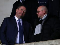 Bojujte o problémový Sheffield Wednesday, ktorý sa formuje do pretekov dvoch koní – s bývalým majiteľom Newcastlu Mikeom Ashleym v behu Bývalý majiteľ Newcastlu Mike Ashley (vľavo), na snímke v roku 2020 spolu s vtedajším výkonným riaditeľom Magpies Lee Charnley, sa uchádza o vlastníctvo Sheffield Wednesday.