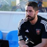 Joao Pereira sedel v zemľanke.