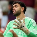 BIRMINGHAM, ANGLICKO - 6. DECEMBRA: Emi Buendia z Aston Villy (R) oslavuje druhý gól svojho tímu so spoluhráčom Morganom Rogersom (L), keď hráči Arsenalu vyzerajú skľúčene počas zápasu Premier League medzi Aston Villou a Arsenalom vo Villa Parku 6. decembra 2025 v Birminghame v Anglicku. (Foto: Alex Pantling/Getty Images)