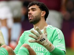 Bola zaznamenaná zúrivá reakcia Davida Raya po tom, čo Arsenal pripustil dramatického víťaza Aston Villy BIRMINGHAM, ANGLICKO - 6. DECEMBRA: Emi Buendia z Aston Villy (R) oslavuje druhý gól svojho tímu so spoluhráčom Morganom Rogersom (L), keď hráči Arsenalu vyzerajú skľúčene počas zápasu Premier League medzi Aston Villou a Arsenalom vo Villa Parku 6. decembra 2025 v Birminghame v Anglicku. (Foto: Alex Pantling/Getty Images)