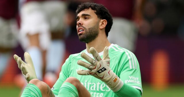 BIRMINGHAM, ANGLICKO - 6. DECEMBRA: Emi Buendia z Aston Villy (R) oslavuje druhý gól svojho tímu so spoluhráčom Morganom Rogersom (L), keď hráči Arsenalu vyzerajú skľúčene počas zápasu Premier League medzi Aston Villou a Arsenalom vo Villa Parku 6. decembra 2025 v Birminghame v Anglicku. (Foto: Alex Pantling/Getty Images)