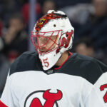 Brankár Devils Jacob Markstrom je nervózny, keď diskutuje o svojom ťahu v strede zápasu proti Lightning