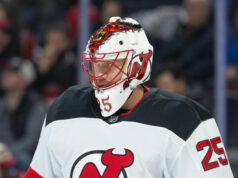 Brankár Devils Jacob Markstrom je nervózny, keď diskutuje o svojom ťahu v strede zápasu proti Lightning Brankár Devils Jacob Markstrom je nervózny, keď diskutuje o svojom ťahu v strede zápasu proti Lightning