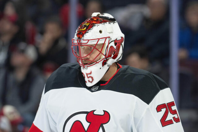 Brankár Devils Jacob Markstrom je nervózny, keď diskutuje o svojom Brankár Devils Jacob Markstrom je nervózny, keď diskutuje o svojom ťahu v strede zápasu proti Lightning