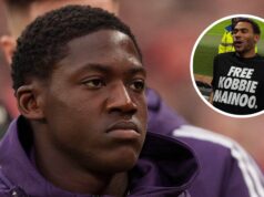 Brat Kobbie Mainoo všetkých zahŕňa protestom v tričku Brat Kobbie Mainoo všetkých zahŕňa protestom v tričku