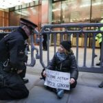 Britská polícia zadržala Gretu Thunbergovú na propalestínskom proteste v Londýne | Správy o konflikte medzi Izraelom a Palestínou