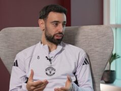 Bruno Fernandes hovorí Riu Ferdinandovi, že mal DVE príležitosti odísť z Man United, keď odhaľuje motiváciu, ktorá stojí za rozhodnutím zostať na Old Trafford. Bruno Fernandes hovorí, že v priebehu rokov mal dve príležitosti opustiť Man United