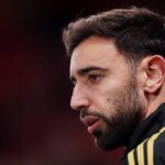 Bruno Fernandes počas rozcvičky pred zápasom Premier League medzi Manchestrom United a Bournemouthom.