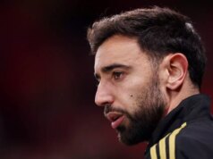 Bruno Fernandes hovorí, že šéfovia Man Utd stlačili rozhodnutie o prestupe po obrovskej saudskej ponuke Bruno Fernandes počas rozcvičky pred zápasom Premier League medzi Manchestrom United a Bournemouthom.