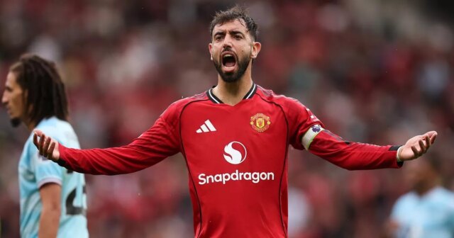 Bruno Fernandes z Manchestru United počas zápasu Premier League medzi Manchestrom United a Burnley na Old Trafford 30. augusta 2025