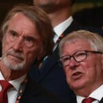 Sir Jim Ratcliffe, spolumajiteľ Manchestru United a Sir Alex Ferguson diskutujú na tribúne pred začiatkom finále Európskej ligy UEFA 2025 medzi Tottenhamom Hotspur a Manchestrom United