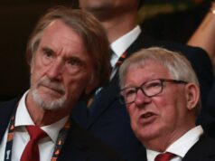 Brutálna sekera Manchester United Sira Alexa Fergusona a výpadok Sira Jima Ratcliffa Sir Jim Ratcliffe, spolumajiteľ Manchestru United a Sir Alex Ferguson diskutujú na tribúne pred začiatkom finále Európskej ligy UEFA 2025 medzi Tottenhamom Hotspur a Manchestrom United