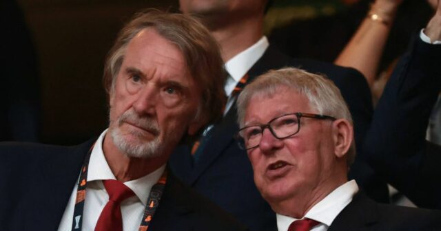 Sir Jim Ratcliffe, spolumajiteľ Manchestru United a Sir Alex Ferguson diskutujú na tribúne pred začiatkom finále Európskej ligy UEFA 2025 medzi Tottenhamom Hotspur a Manchestrom United