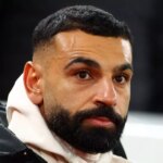 LIVERPOOL, ANGLICKO - 3. DECEMBRA: Mohamed Salah z Liverpoolu sa prizerá zo striedačky počas zápasu Premier League medzi Liverpoolom a Sunderlandom na Anfielde 3. decembra 2025 v Liverpoole v Anglicku. (Foto: Chris Brunskill/Fantasista/Getty Images)