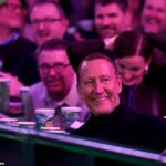 Ray Parlor mal obrovský úsmev, keď sledoval záverečnú akciu prvého kola v Alexandra Palace