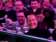 Bývalá hviezda Arsenalu vypije polliter v šípkach po tom, čo sa mu fanúšikovia Ally Pally posmievajú, že je nudný! Ray Parlor mal obrovský úsmev, keď sledoval záverečnú akciu prvého kola v Alexandra Palace