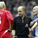 Abel Xavier bojuje o loptu s Robbiem Fowlerom počas Merseyside derby