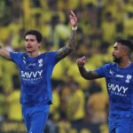 Darwin Nunez oslavuje počas zápasu Saudi Pro League medzi Al Ittihad a Al Hilal.