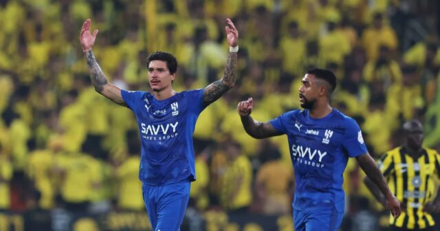 Darwin Nunez oslavuje počas zápasu Saudi Pro League medzi Al Ittihad a Al Hilal. 
