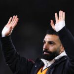 Mohamed Salah z Liverpoolu máva fanúšikom na plný úväzok počas zápasu Premier League medzi Leedsom United a Liverpoolom.