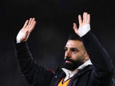Bývalá hviezda Liverpoolu posiela brutálnu realitu Mohamedovi Salahovi: „Ty nie si Messi“ Mohamed Salah z Liverpoolu máva fanúšikom na plný úväzok počas zápasu Premier League medzi Leedsom United a Liverpoolom.