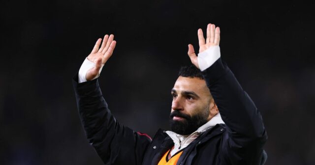 Bývalá hviezda Liverpoolu posiela brutálnu realitu Mohamedovi Salahovi: „Ty nie Mohamed Salah z Liverpoolu máva fanúšikom na plný úväzok počas zápasu Premier League medzi Leedsom United a Liverpoolom.
