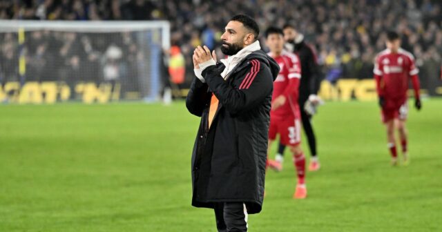 Mohamed Salah tlieska fanúšikom po zápase Premier League medzi Leedsom United a Liverpoolom na Elland Road. 