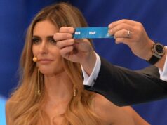 Bývalá modelka „porušila“ vysielacie pokyny s odhaľujúcimi šatami | Futbal | Šport Bývalá modelka „porušila“ vysielacie pokyny s odhaľujúcimi šatami | Futbal | Šport