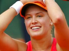 Bývalá profesionálna tenistka omráči pri opaľovaní v malých bikinách Download app from appStore