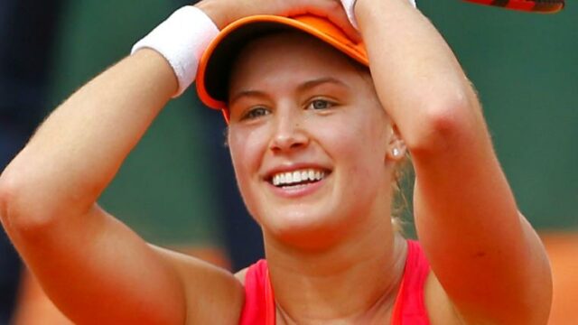 Bývalá profesionálna tenistka omráči pri opaľovaní v malých bikinách Download app from appStore