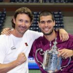 Carlos Alcaraz zo Španielska slúži, pričom ho v tom čase sledoval jeho tréner Juan Carlos Ferrero (Getty)