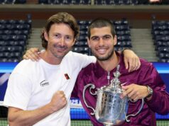 Bývalého trénera Carlosa Alcaraza „zranil“ rozchod, ale je pripravený pripojiť sa k tímu Jannika Sinnera Carlos Alcaraz zo Španielska slúži, pričom ho v tom čase sledoval jeho tréner Juan Carlos Ferrero (Getty)