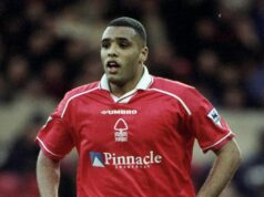 Bývalej hviezde Premier League poslali poštou žiletky a priznáva, že sa necítil bezpečne ROTTERDAM, HOLANDSKO - 20. marca: Pierre van Hooijdonk sa pozerá na prvý zápas štvrťfinále Ligy národov UEFA medzi Holandskom a Španielskom na štadióne Feijenoord 20. marca 2025 v holandskom Rotterdame. (Foto: Joris Verwijst/BSR Agency/Getty Images)