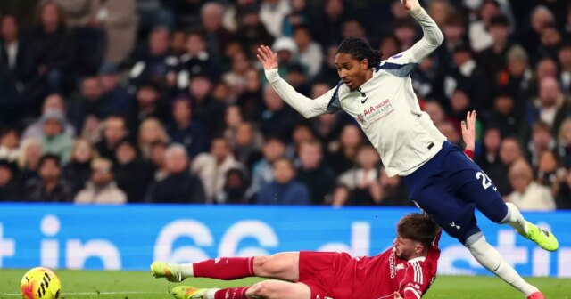 Djed Spence v akcii proti Liverpoolu