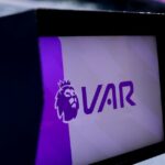 Rozhodca Robert Jones sa rozprával s Morganom Gibbs-White z Nottingham Forest